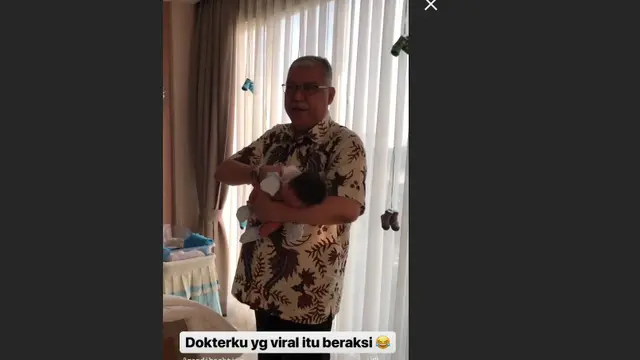 Aksi dokter Ali Sungkar SpOG(K) menggendong anak Tasya Kamila. (Instagram @tasyakamila)