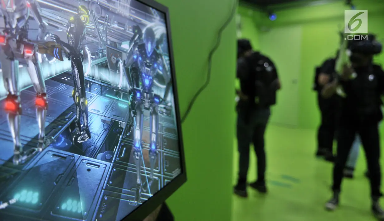 Pengunjung saat bermain Sandbox VR Experience, Jakarta, Rabu (6/3).    Berbeda dengan VR lainnya, Sandbox VR x CoHive mengombinasikan teknologi real time motion capture yang dapat menangkap gerakan pemain secara aktual. (merdeka.com/Iqbal S. Nugroho)