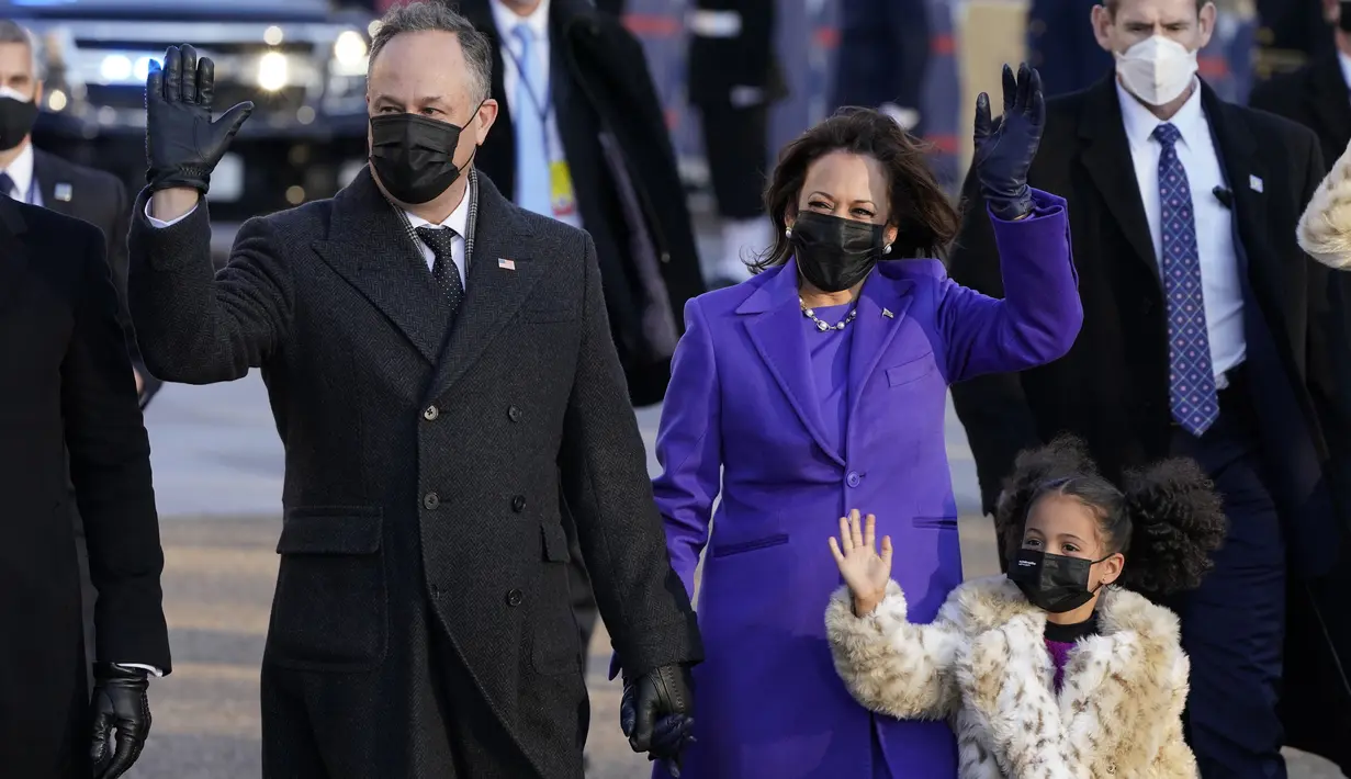 Kandidat wakil presiden AS dari Partai Demokrat, Kamala Harris berbicara kepada pers saat tiba di Atlanta, Georgia, pada 23 Oktober 2020. Kamala Harris yang menikah dengan seorang duda dan pengacara, dijuluki Momala oleh kedua anak tirinya, Cole dan Ella. (Elijah Nouvelage / AFP)