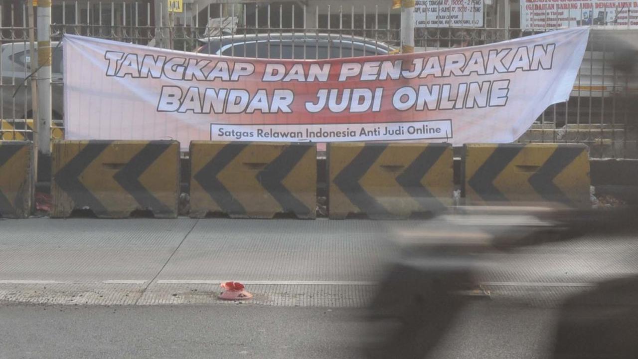 FOTO: Lewat Spanduk, Masyarakat Desak Pemerintah Tangkap dan Penjarakan Bandar Judi Online
