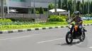 Sepeda motor listrik "Zero DS" dibanderol dengan harga 200 jutaan, Jakarta, Selasa (17/3/2015). Keberadaan Zero akan menjadi alternatif bagi penggemar roda dua. (Liputan6.com/Faisal R Syam)
