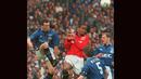 Gelandang Manchester United, Paul Ince (tengah) berebut bola dengan gelandang Everton, Barry Horne pada laga final Piala FA 1994/1995 di Wembley Stadium, London (20/5/1995). Paul Ince yang didatangkan MU dari West Ham pada awal musim 1989/1990 mengenakan jersey bernomor punggung 8 sejak kedatangannya hingga 1994/1995. Pada awal musim 1995/1996 ia hengkang ke Inter Milan. (AFP/Gerry Penny)