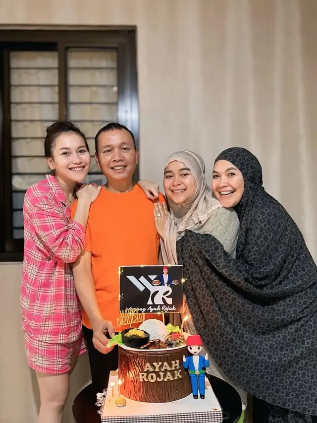 8 Potret Ayu Ting Ting Rayakan Ultah Ayahnya, Kompak Pakai Outfit Serba Hitam yang Elegan