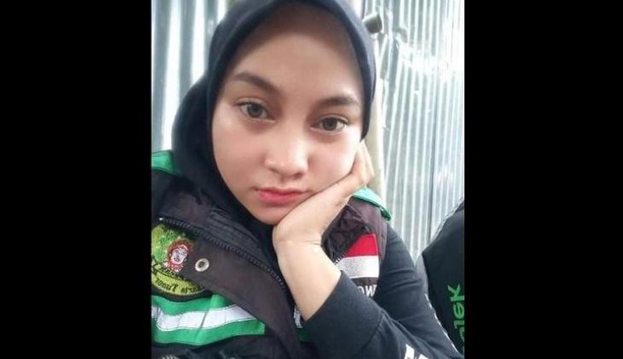 Pose "topang dagu" ini bikin meleleh. (Source: Ist)