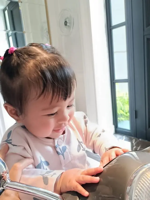 Momen menggemaskan lily. (credit:instagram.com/raffinagita1717)