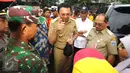 Ahok didampingi jajarannya saat blusukan di Bukit Duri, Jakarta, Senin (20/2). Ahok mengatakan untuk wilayah Bukit Duri, tidak ada cara lain untuk menanggulangi banjir selain normalisasi. (Liputan6.com/Helmi Afandi)
