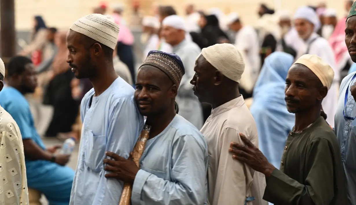 <p>Bersedekah merupakan ciri khas warga di Tanah Suci. (Sajjad HUSSAIN/AFP)</p>