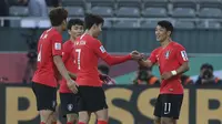 Kapten Timnas Korea Selatan Son Heung-min memberi selamat kepada Hwang Hee-chan usai merobek gawang Bahrain pada laga 16 besar Piala Asia 2019 di Rashid Stadium, Selasa (22/1/2019). (AP Photo/Kamran Jebreili)