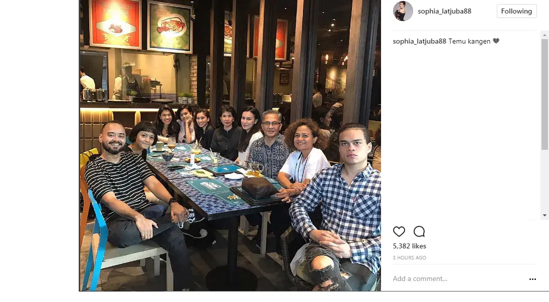 Sophia Latjuba berkumpul dengan keluarga mantan suami (Foto: Instagram)
