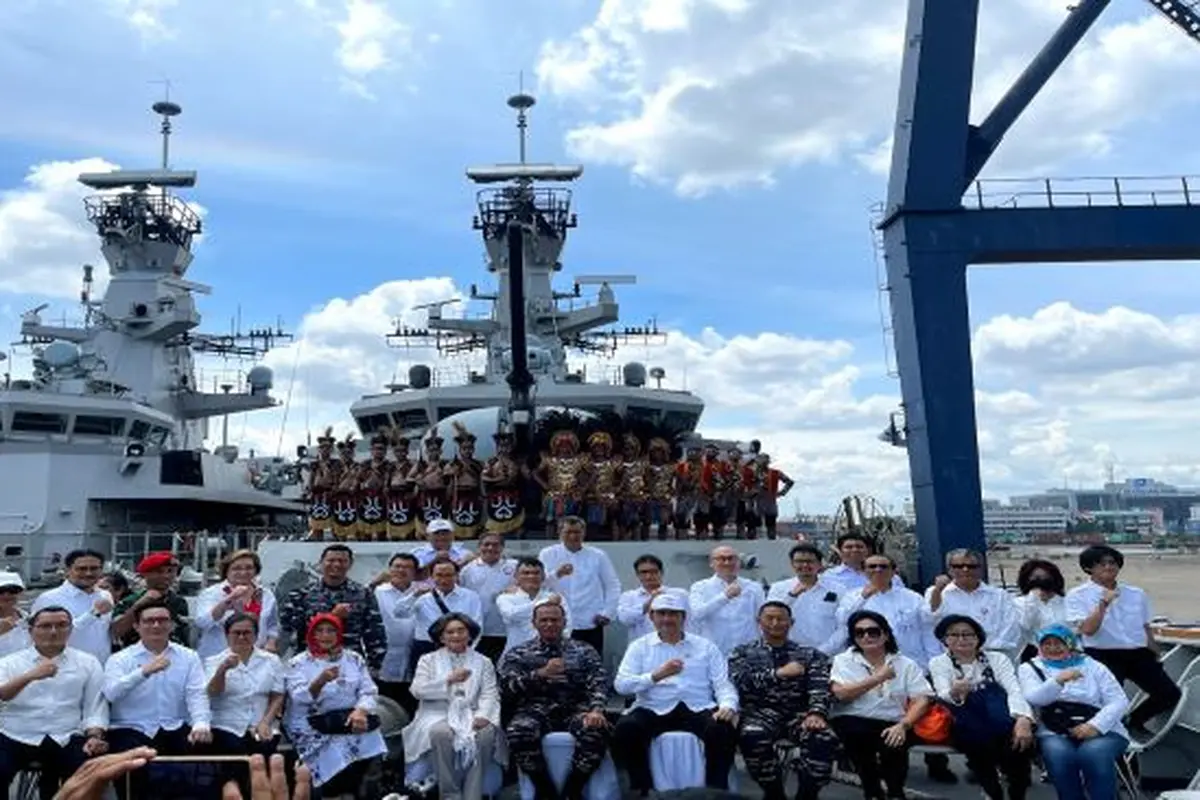 Penyerahan bantuan dari SRO pasar modal Indonesia kepada keluarga pahlawan nasional, Selasa (10/1/2023). (Foto: BEI)