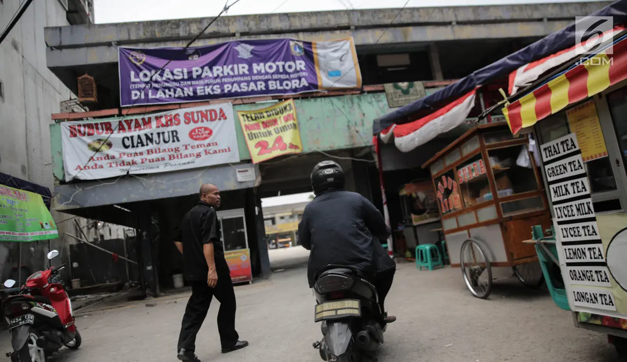 Warga melintas di sekitar kawasan bekas Pasar Blora, Jakarta, Selasa (5/9). Pemprov sendiri juga berencana membangun gedung parkir umum yang difokuskan membantu pengendara parkir di sekitar Jakarta. (Liputan6.com/Faizal Fanani)