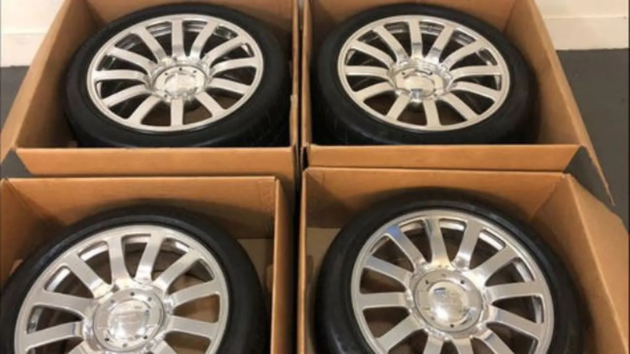 Pelek dan ban bekas Bugatti Veyron