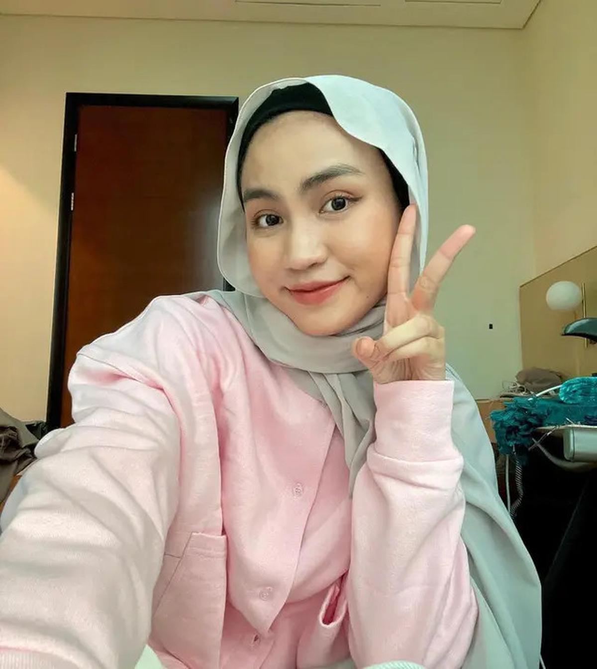 8 Inspirasi Outfit Kuliah ala Xaviera Putri yang Menarik Perhatian