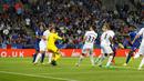 Pemain Leicester City, Wes Morgan, mecetak gol kedua ke gawang Swansea City dalam laga Premier League di King Power Stadium, Sabtu (27/8/2016). (Action Images via Reuters/Carl Recine)