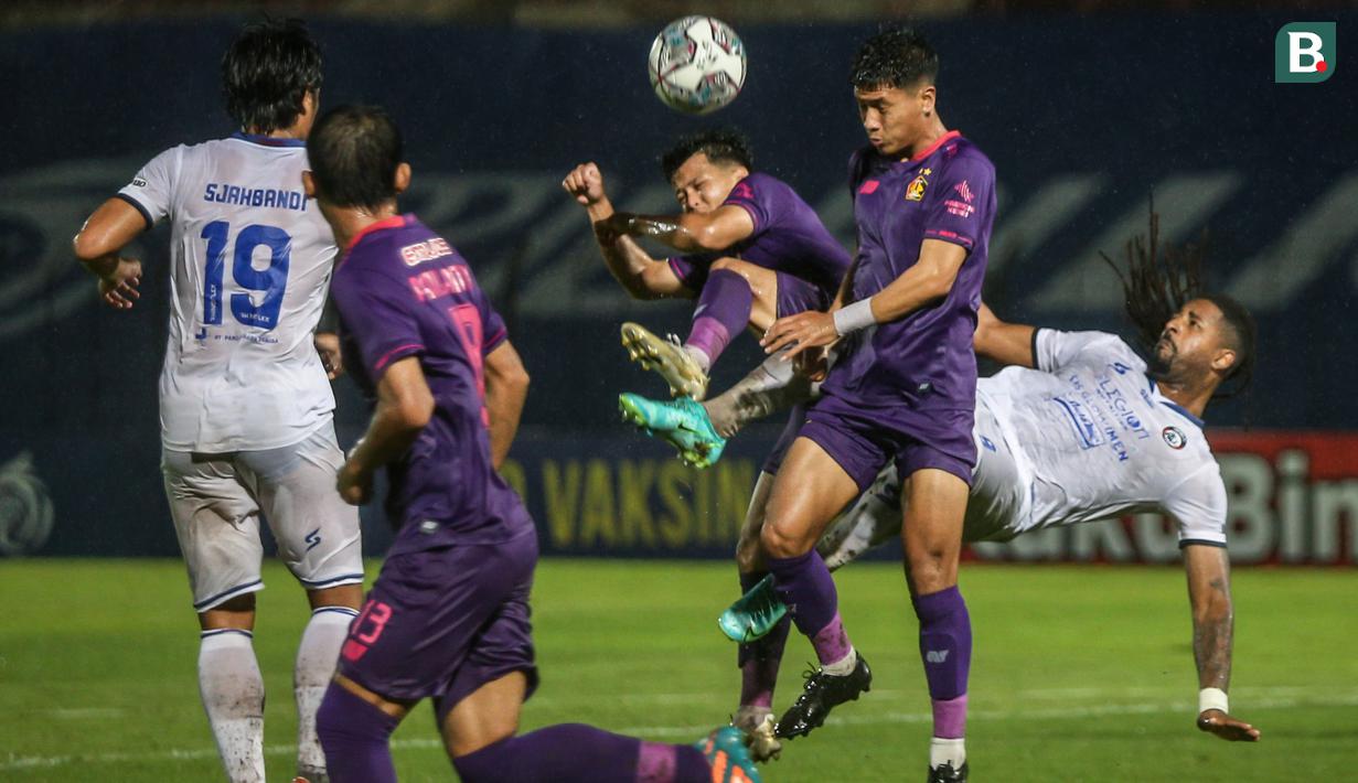 Arema tak tinggal diam. Mereka berusaha berbalik menyerang. Namun Cak Sodik dkk kesulitan membangun serangan berbahaya ke pertahanan Persik. (Bola.com/Bagaskara Lazuardi)