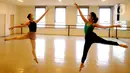 Para siswa menampilkan pertunjukan balet secara virtual di Rumah Karya Sjuma, Serpong, Tangerang Selatan, Banten, Minggu (20/12/2020). Pertunjukan balet tahunan ini sebagai ujian siswa Sekolah Ballet Sumber Cipta. (merdeka.com/Arie Basuki)