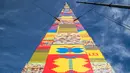 Sebuah menara LEGO sedang dibangun untuk mencoba memecahkan rekor dunia di Lapangan Rabin, Tel Aviv, Israel, Rabu (27/12). Menara setinggi 36 meter tersebut dibuat menggunakan setengah juta batu bata berwarna-warni. (AFP PHOTO / JACK GUEZ)