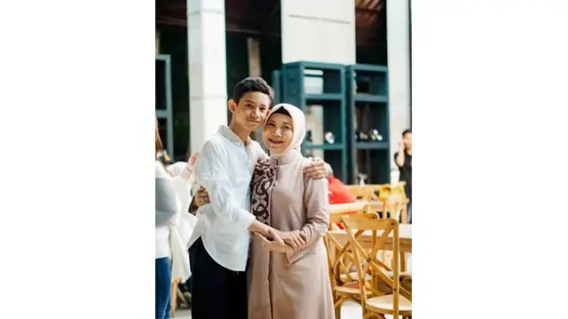 Momen Rizky Langit Ramadhan bersama sang nenek dari ibunda.