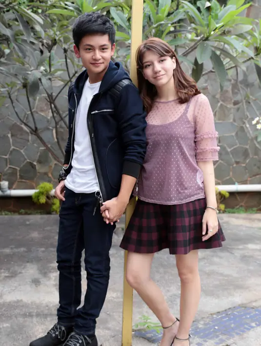 "Jadi misalkan aku mau main games sama fans. Aku adain kuis, nanti fans aku yang jawab. Yang benar jawabannya aku kasih reward," lanjut Randy. (Deki Prayoga/Bintang.com)