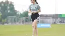 Gaya sporty Madam Pang dengan kaus jersey hijau dan celana pendek hitam. (Instagram/panglamsam).