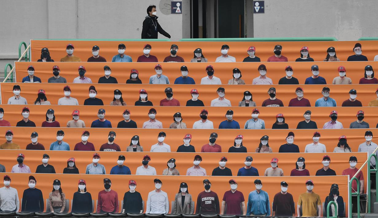 Deretan wajah suporter yang terbuat dari banner menghiasi tribun penonton di Munhak Baseball Stadium, Incheon, Kamis (5/5/2020). Korea Selatan kembali gelar kompetisi baseball KBO League 2020 dengan sistem pertandingan tanpa penonton di tengah pandemi COVID-19. (AFP/Jung Yeon-je)