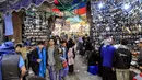 Suasana pasar terbuka di ibu kota Yaman, Sanaa (2/5/2021). Umat Muslim di Yaman memenuhi pasar menjelang liburan Idul Fitri yang menandai akhir bulan suci Ramadhan. (AFP/Mohammed Huwais)