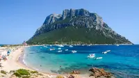 Kerajaan Tavolara, dilihat dari Pantai Sardinia, Italia. Foto : Eliot Stein | BBC