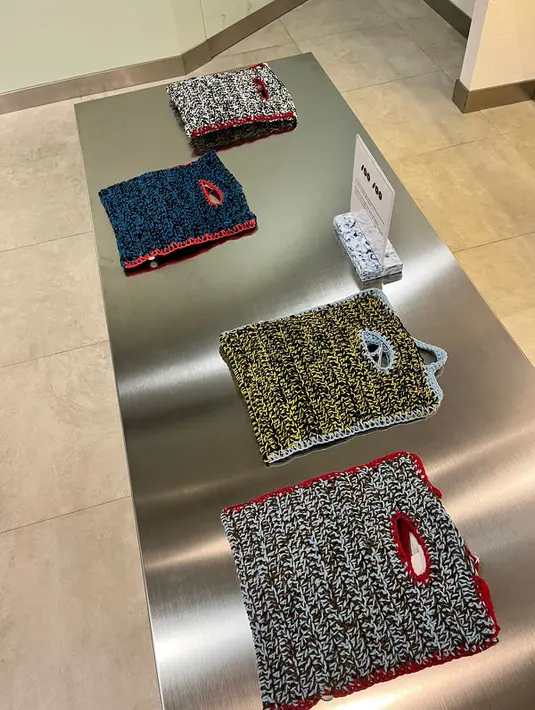 Di re-store, konsumen dapat menemukan berbagai brand. Mulai dari pakaian, kecantikan, dan dekorasi rumah lokal dan internasional. yang mewakili kesadaran lingkungan, tradisi, dan kualitas. Anda dapat menemukan pakaian dari everyday, Toko Didiyo, dan Kalla Rona. Sempurnakan penampilan Anda dengan tas daur ulang yang unik dari Recycling Village. Seimbangkan rumah Anda dengan karya yang dibuat hand-made seperti Soeki Living dan bateeq home. Tunjukkan kebaikan yang sama pada kulit  dan Bumi dengan produk dari Rei Skin. [ Foto: Fimela.com]