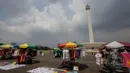 Suasana kawasan Monas saat libur Kenaikan Isa Almasih, Jakarta, Rabu (14/5/2015). Tampak sejumlah pedagang kaki lima menjajakan barang dagangannya di kawasan Monas. (Liputan6.com/Faizal Fanani)