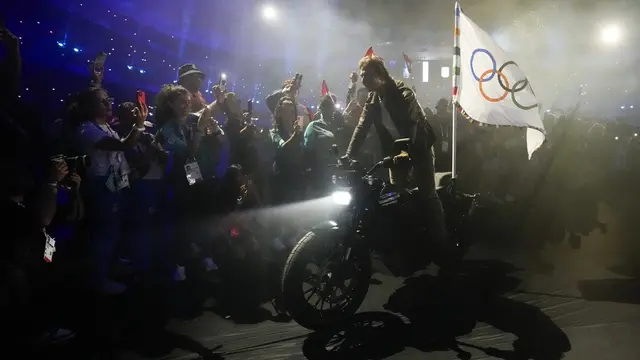 Tom Cruise dalam penutupan Olimpiade 2024.  (AP Photo/Ashley Landis)