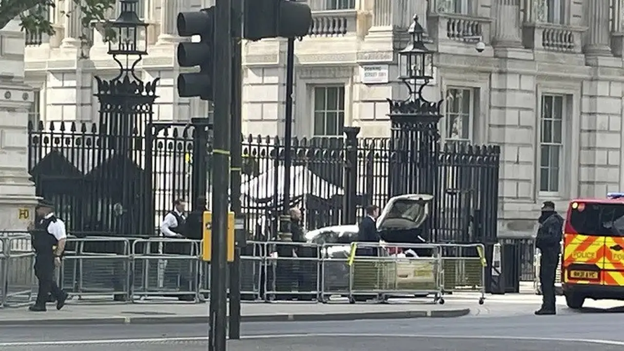 Sebuah mobil menabrak gerbang Downing Street 10 di London, Inggris, Kamis (25/5/2023). Peristiwa ini tidak ditangani sebagai aksi terorisme. (Ben Hatton/PA via AP)