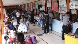 Suasana di Terminal Kalideres, Jakarta Barat, Kamis (30/7/2020). Libur Idul Adha dimanfaatkan banyak masyarakat untuk mudik ke kampung halaman. (Liputan6.com/Angga Yuniar)