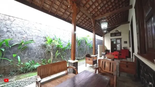 Potret Rumah Rieke Diah Pitaloka, Bernuansa Tradisional Khas Hunian Bali