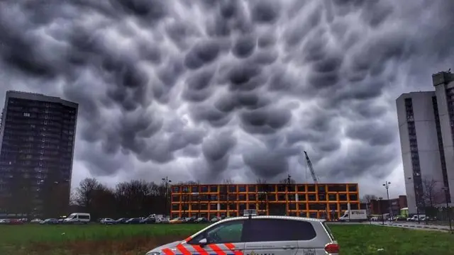 Sebuah formasi awan mammatus di Belanda. Awan yang tidak biasa sering terbentuk setelah badai petir parah.