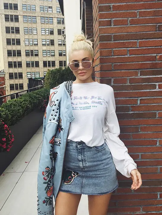Si bungsu Kylie Jenner, dengan rambut blonde yang diikat keatas, Kylie tampil dengan rok mini jeans, dan kaos lengan panjangnya. Menyandangkan jaket jeans bermotif di sebelah tangannya, Kylie berpose menawan dengan gaya kasualnya. (Instagram/Kyliejenner)