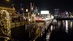 Para wisatawan dapat menikmati semarak lampu di sekitar kanal yang terkenal di kota Amsterdam ini. (Liputan6.com/Unoviana Kartika Setia)