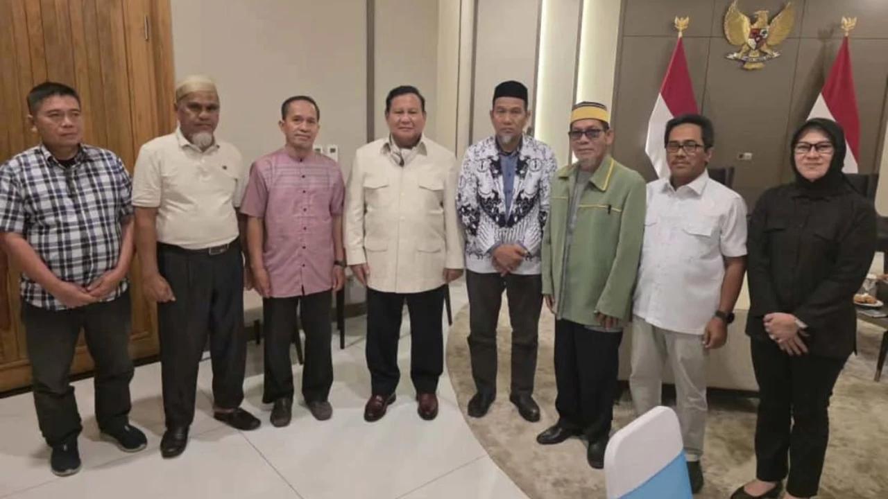 VIDEO: Momen Haru Prabowo Tanda Tangani Surat Rehabilitasi Depan Dua Guru Luwu Utara