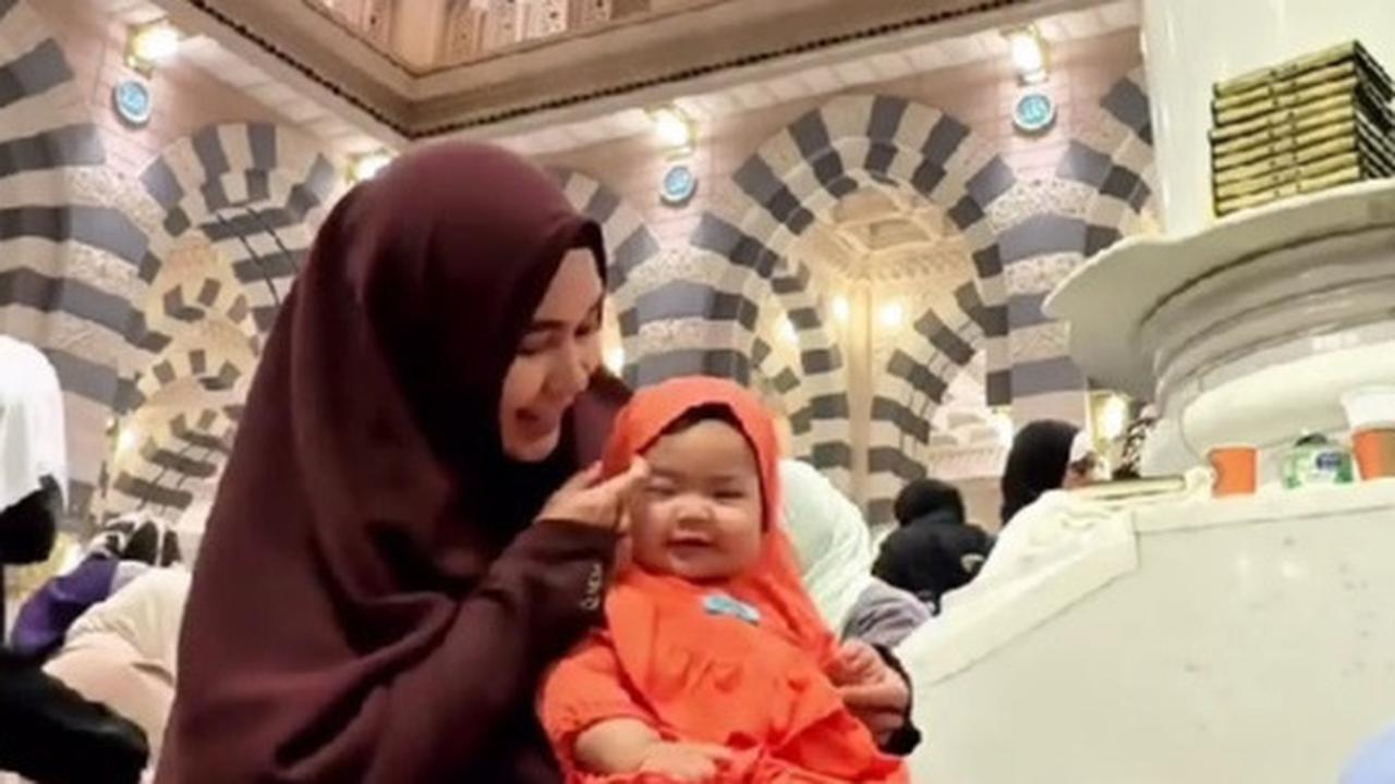4 Potret Anisa Rahma Bukber di Masjid Nabawi Sambil Gendong Si Kecil, Netizen Gemas dengan Tingkah Aqila