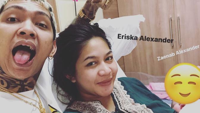Young Lex saat mengumumkan kelahiran anak pertama. (Instagram @young_lex18)