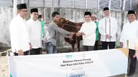 Direktur Utama PT Bank Syariah Indonesia Tbk Hery Gunardi (empat dari kiri) memberikan secara simbolik 3.691 ekor kurban kepada masyarakat dhuafa.
