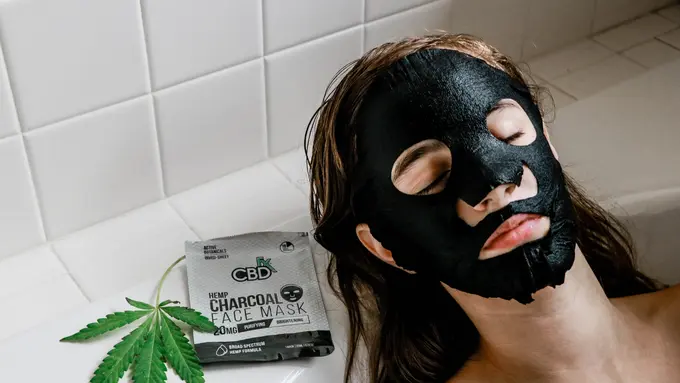 5 Manfaat Masker Charcoal untuk Mengatasi Masalah Jerawat hingga Tuntas