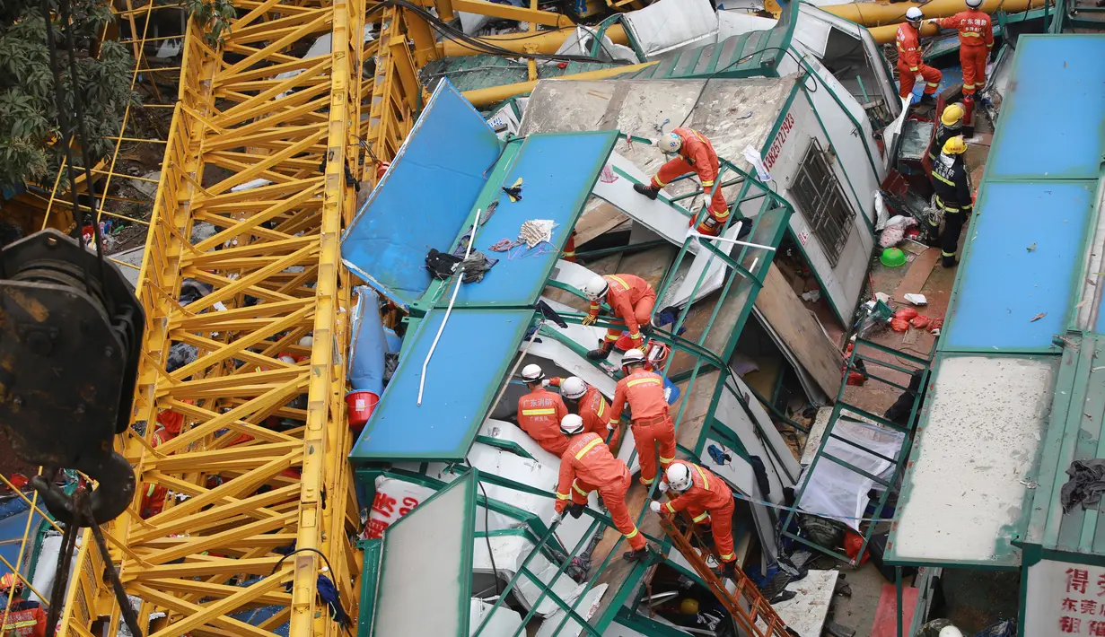 Tim penyelamat mencari korban hilang akibat tertimpa crane di Kota Dongguang, Guangdong, Tiongkok, Rabu (13/4). Crane tersebut runtuh dan menimpa bangunan sementara dua lantai  akibat badai yang menerjang kota Dongguan. (AFP/CHINA OUT)