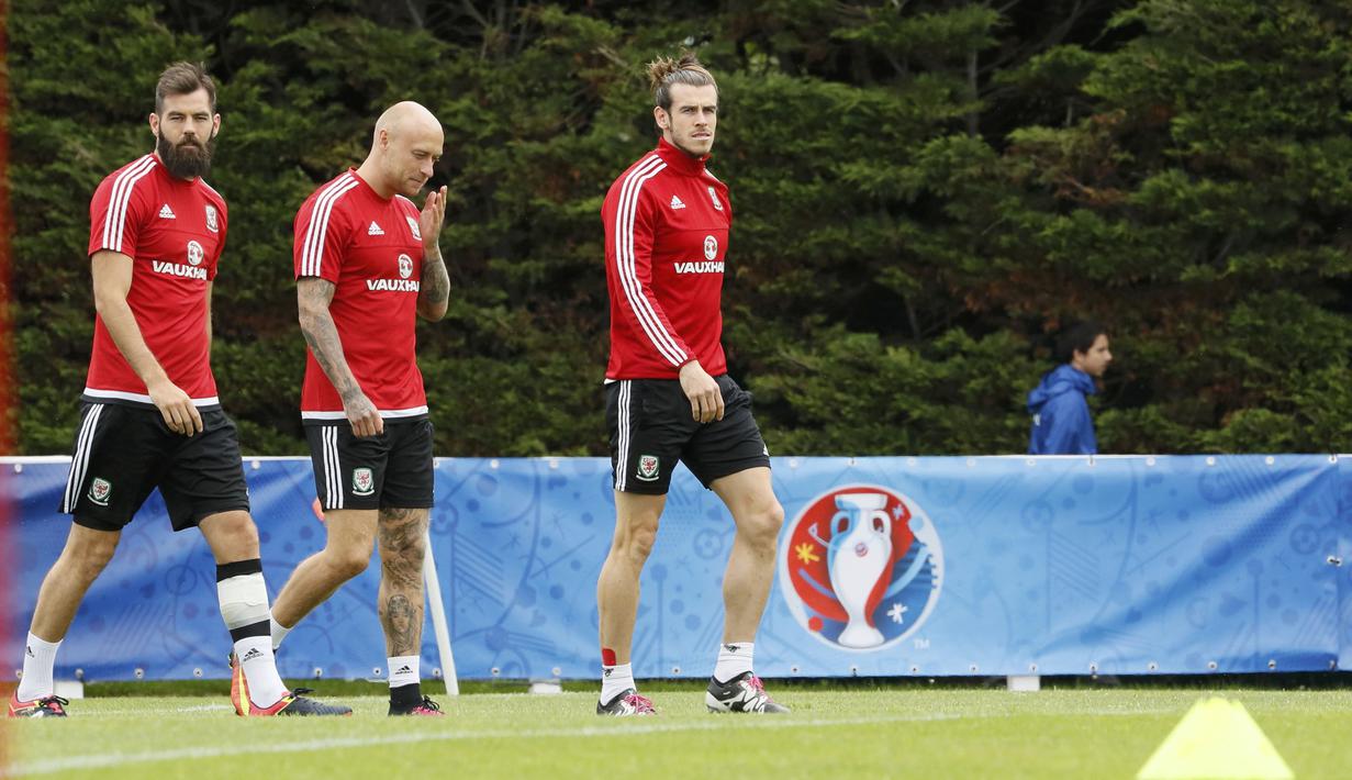 Joe Ledley, Ashley Williams dan Gareth Bale usai menjalani latihan di COSEC Stadium, Dinard, Prancis, (28/6/2016). (REUTERS/Gonzalo Fuentes)
