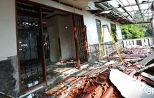 9 Potret Rumah Atalarik Syach Dibongkar Paksa Aparat Tanpa Surat Pemberitahuan, Genteng Dirusak dan Dinding Sudah Jebol