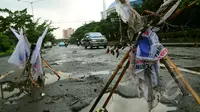 Meski sudah bisa dilewati, banyak jalan rusak dan berlubang di kawasan Kelapa Gading. Sebelumnya, kawasan ini terendam banjir setinggi 80 cm hingga memutuskan arus lalu lintas, Jakarta, Jumat (13/2/2015). (Liputan6.com/Faisal R Syam)