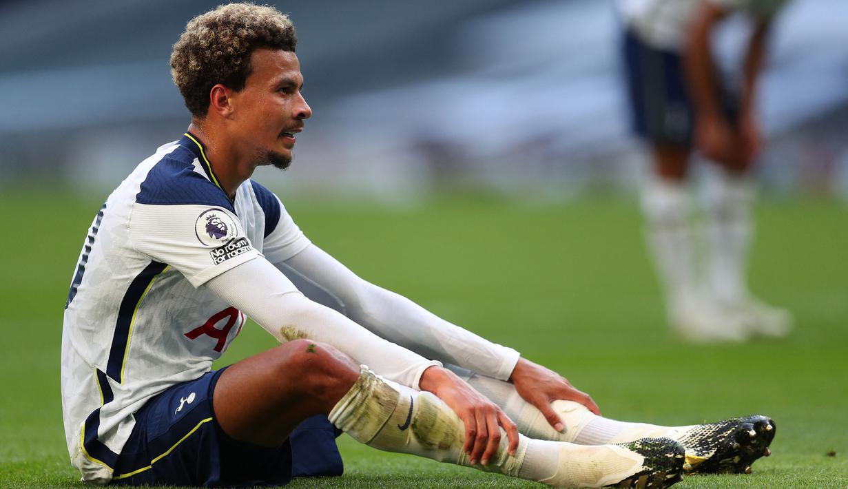 Pemain Tottenham Hotspur, Dele Alli merupakan pemain yang dianggap sering melakukan diving karena sering tertangkap basah melakukan hal tersebut. Beberapa orang berpendapat bahwa aksinya dialkukan dengan sangat cermat untuk memanfaatkan kesempatan. (Foto: AFP/Pool/Catherine Ivill)