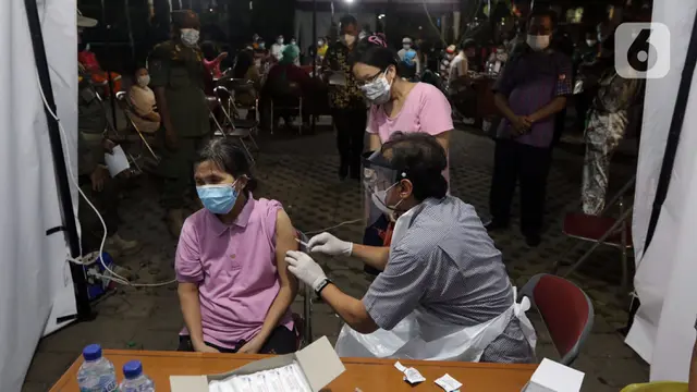 FOTO: Kecamatan Penjaringan Gelar Vaksinasi Malam