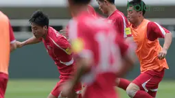 Aksi para pemain Korea Utara saat melakukan sesi uji coba lapangan di Stadion Pakansari, Bogor, (26/4/2018). Korea Utara akan mengikuti ajang PSSI Anniversarry Cup 2018. (Bola.com/Nick Hanoatubun)
