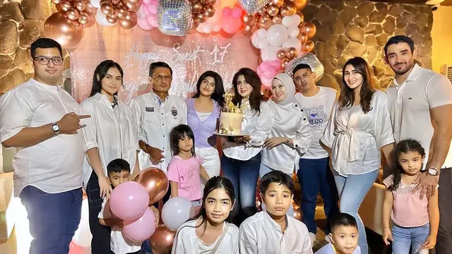 Tania Nadira dan keluarga