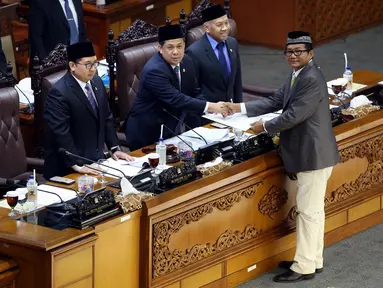 Ketua Pansus Hak Angket KPK Agun Gunandjar bersalaman dengan pimpinan Sidang Rapat Paripurna Fahri Hamza saat menyerahkan hasil laporan Pansus di Gedung Nusantara II Kompleks Parlemen, Senayan, Jakarta, Selasa (26/9). (Liputan6.com/JohanTallo)